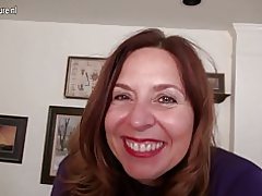 Озорная америкалык эне ойнойт, өзү менен өз ара