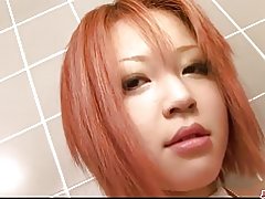 Плотный жана грудастая рыжая красотка ласкает киску нарын ванной