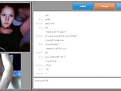 Милые леди, показывая сиськи, жана терең сосать анын бармакты